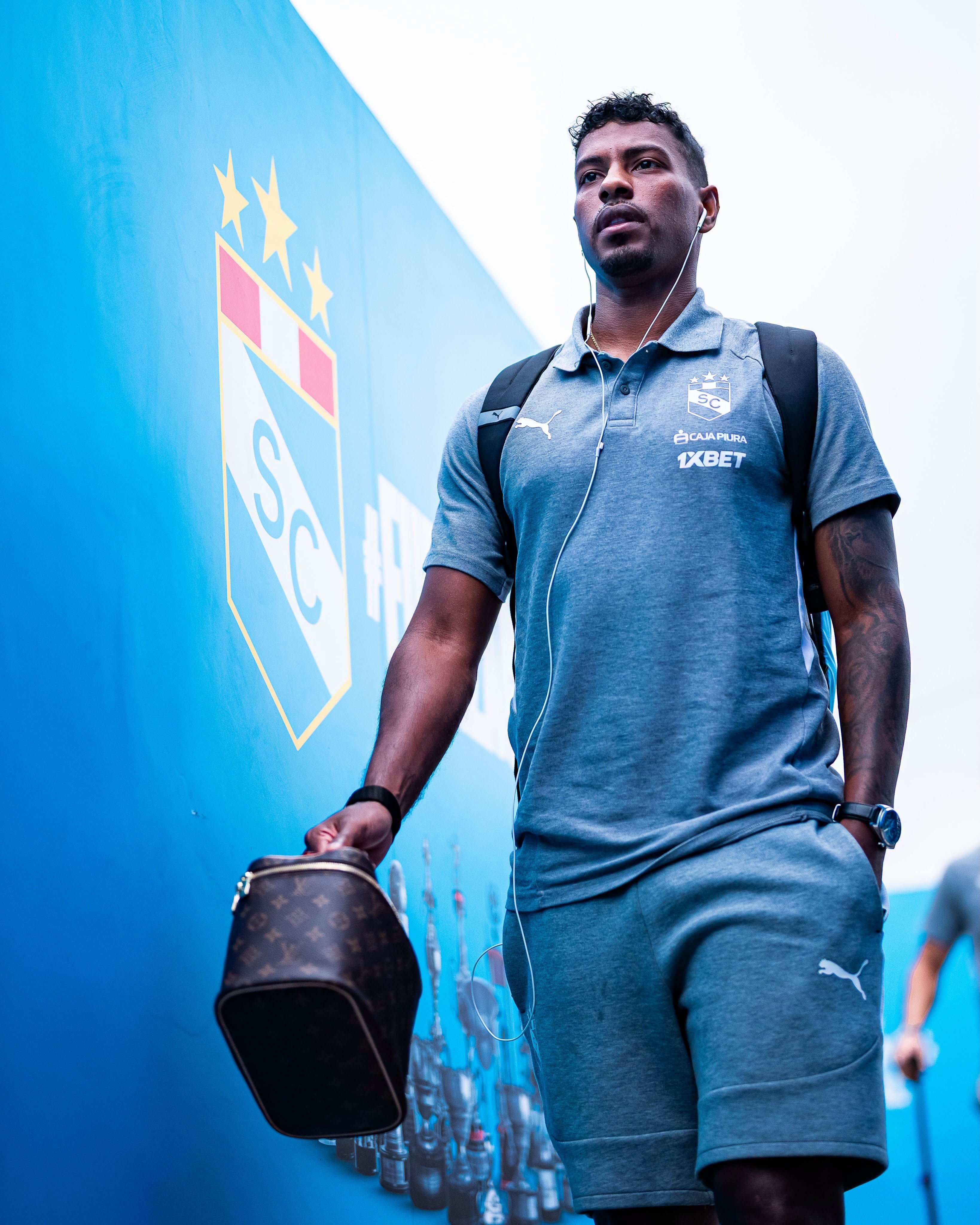 La llegada de los jugadores de Sporting Cristal a los camerinos del estadio Alberto Gallardo para el duelo ante Los Chankas. - créditos: Sporting Cristal