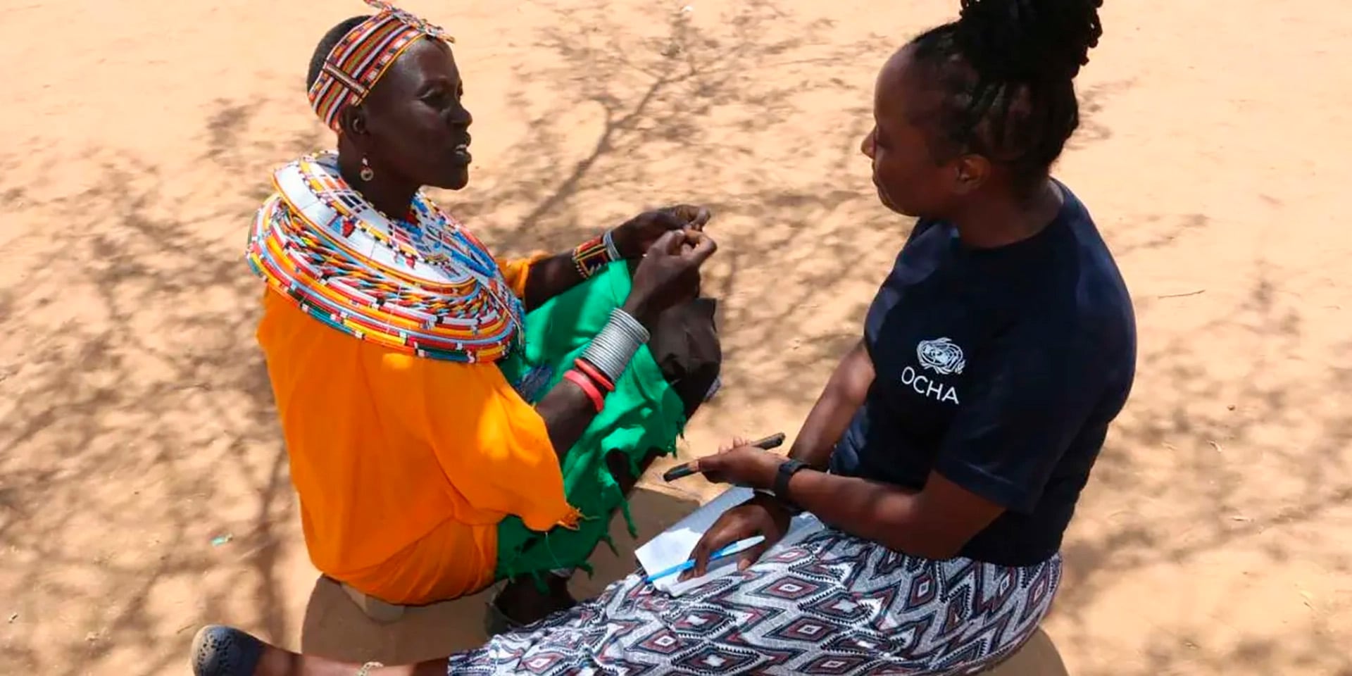 La economía de Umoja se sostiene gracias a la artesanía de mporos, collares tradicionales de la cultura samburu Crédito: OCHA/Joy Maingi