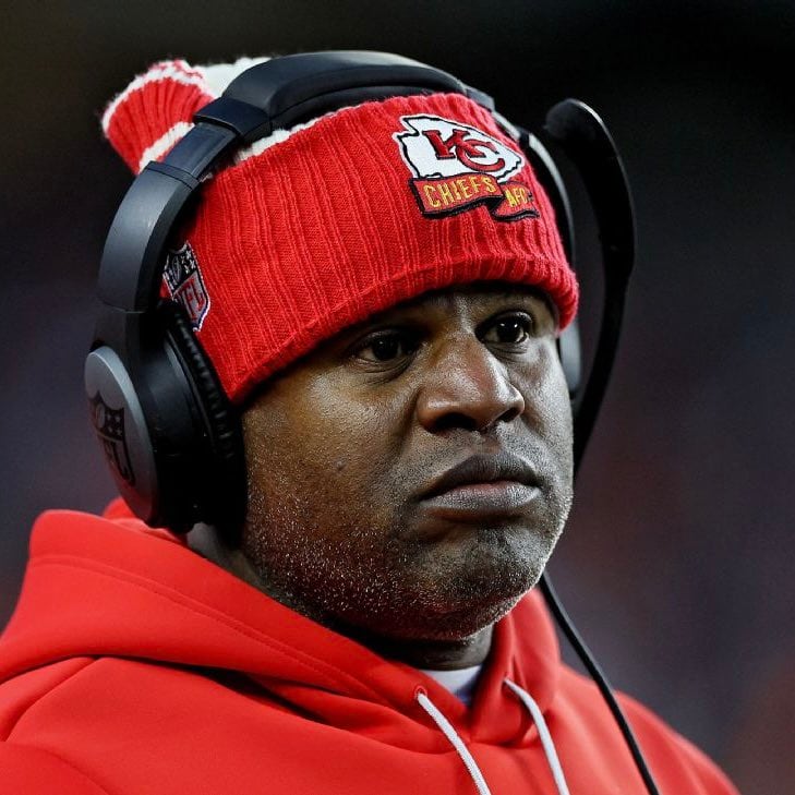 Eric Bieniemy acompaña a su esposa en el hospital y se ausentó de la práctica de los Kansas City Chiefs durante la pretemporada (@BBQChiefs)