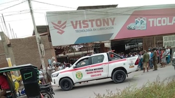Efectivos policiales inspeccionan el taller