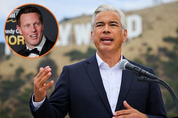 Rob Bonta, fiscal general de California, habla en un podio con el cartel de Hollywood al fondo. Círculo insertado de Brian Robbins, CEO de Paramount