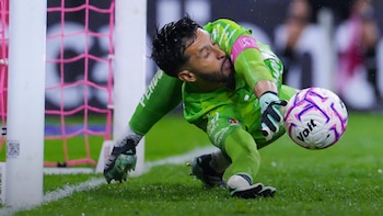 Mientras piden su salida de la selección Colombia, Camilo Vargas responde con penalti atajado en el clásico mexicano Atlas vs. Chivas de Guadalajara