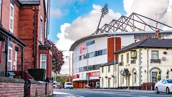 La ampliación de la tribuna Kop prevé que el Racecourse Ground supere los 18.000 espectadores antes de la temporada 2027-28 (AP)