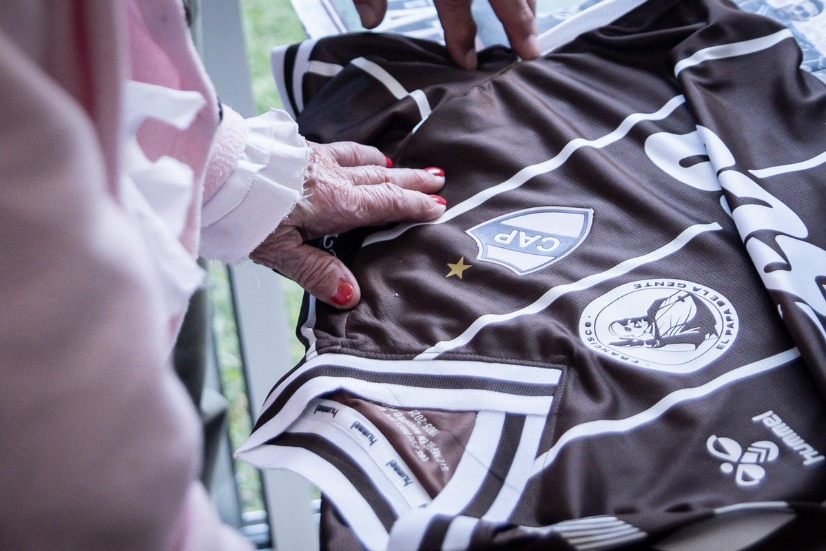 La camiseta que le regaló Platense a la abuela (@caplatense)