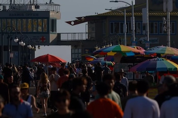 Pese a la contaminación, la afluencia turística y la actividad comercial continúan, aunque el estigma daña la reputación internacional de Santa Mónica (Los Angeles Times)