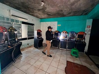 Autoridades confiscan máquinas tragamonedas y drogas en un cateo realizado en Guaymas, Sonora. Fiscalía de Sonora.