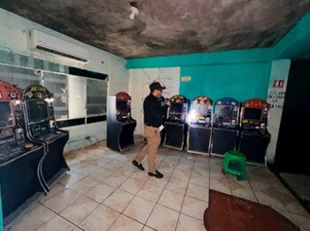 Autoridades confiscan máquinas tragamonedas y drogas en un cateo realizado en Guaymas, Sonora. Fiscalía de Sonora.
