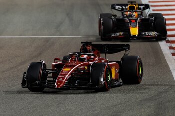 Formula One F1 - Bahrain Grand Prix - Bahrain International Circuit, Sakhir, Bahrain - March 20, 2022 Ferrari's Charles Leclerc and Red Bull's Max Verstappen in action during the race REUTERS/Hamad I Mohammed