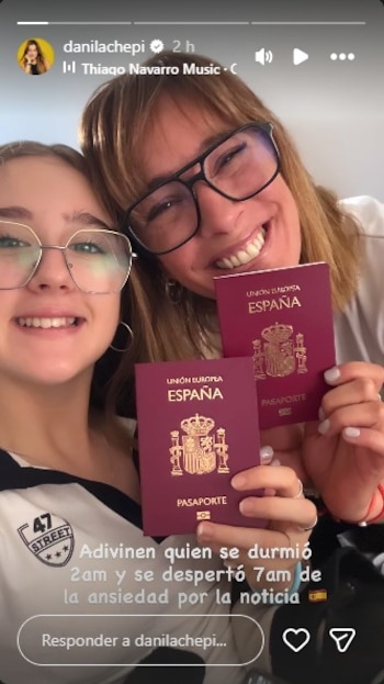 Dani la Chepi, con gafas, sonríe junto a su hija Isabella, quien también usa gafas. Ambas sostienen dos pasaportes españoles rojos