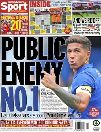 “PUBLIC ENEMY NO.1 (ENEMIGO PÚBLICO NO.1)”, tituló en su portada el medio Sunday Mirror Sport. “Incluso los aficionados del Chelsea abuchean a Enzo, el villano del Mundial”, agregó en la bajada