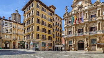 Un hombre alquila un bar,