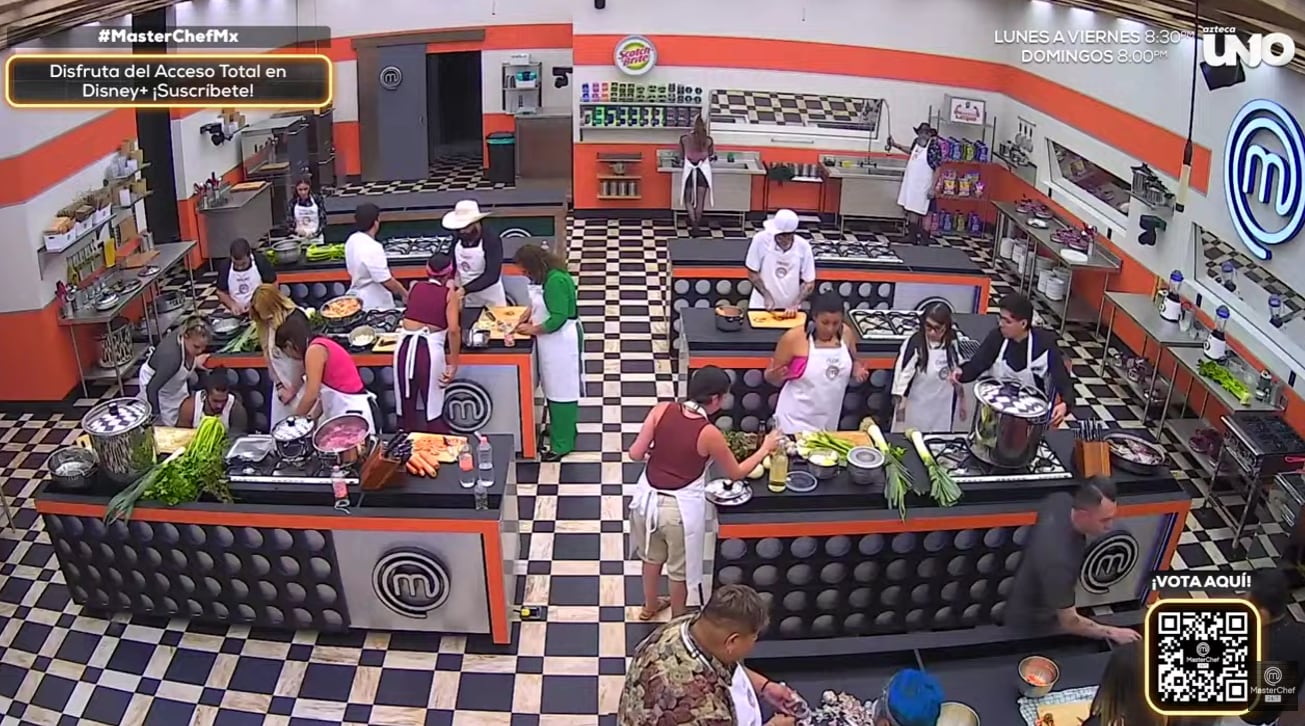 Leticia abandonó la competencia en la primera eliminación. Ahora 22 cocineros disputan un lugar en la cocina más famosa de México bajo la mirada de Adrián Herrera, Poncho Cadena y Zahie Téllez. (Captura de pantalla YouTube MasterChef México)