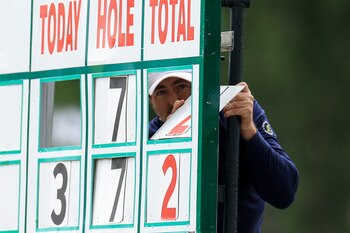 Un voluntario cambia los números