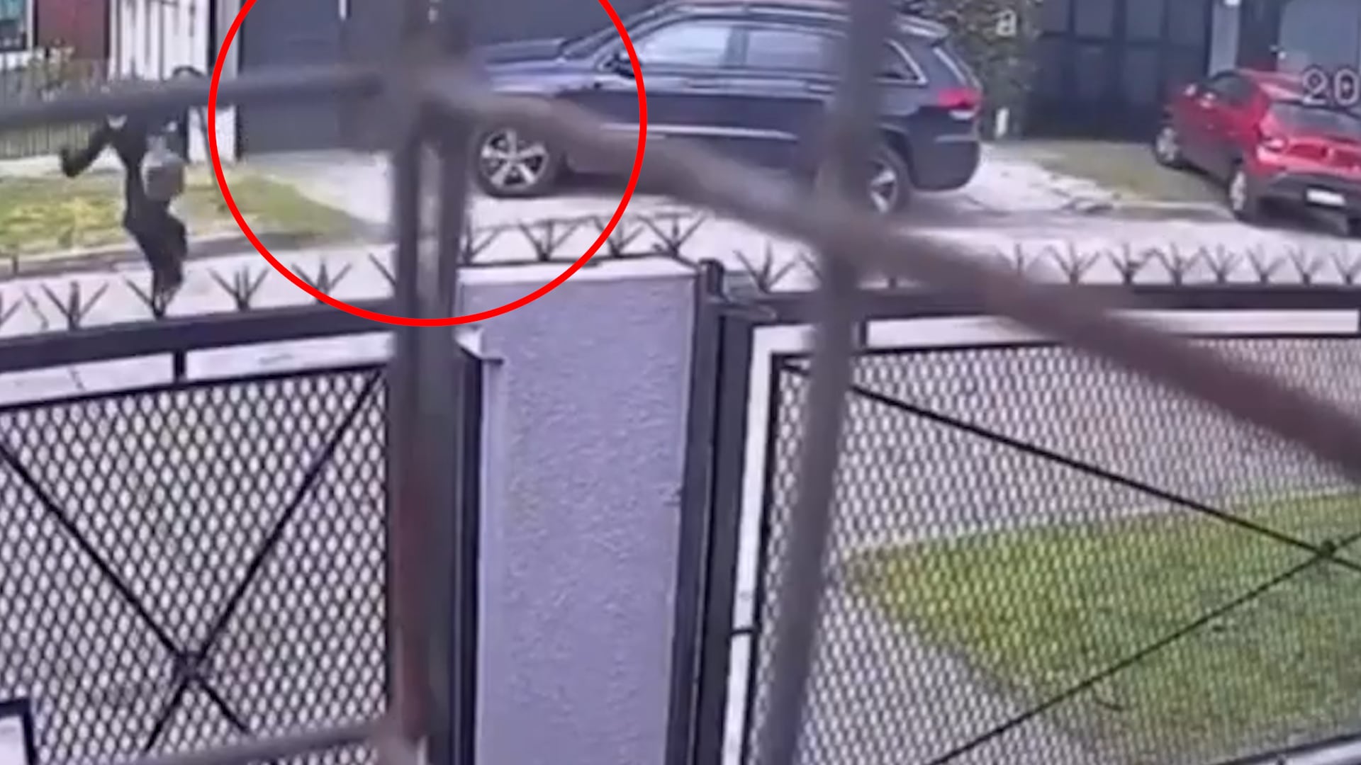 El momento en que Mariana Brey corre para escapar del delincuente que la quería abordar.