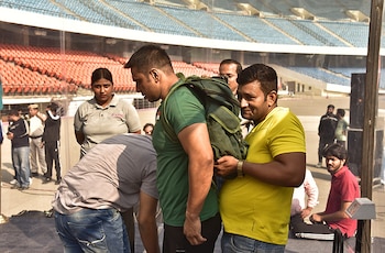 Un hombre hizo 847 flexiones en una hora con una mochila de 27 kilos y rompió un récord Guinness