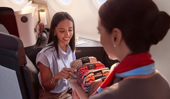 Los asientos de reclinación total en INSIGNIA se complementan con kits de viaje diseñados por Mola Sasa y Loto del Sur.