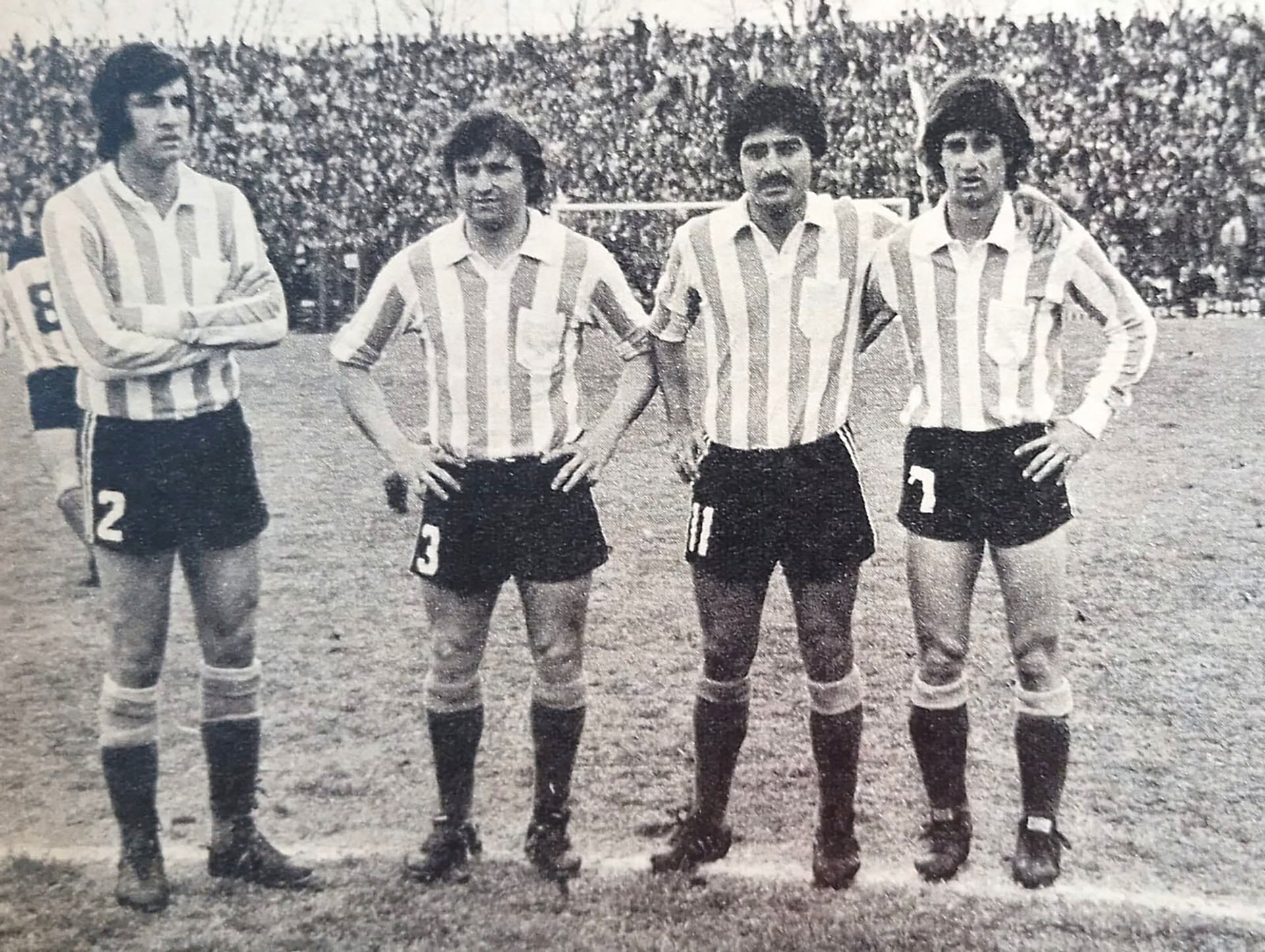 El Chango Cárdenas, con bigotes, junto a Ojeda, Mírcoli y Roselli en la cancha de Estudiantes. Esa tarde, que fue la de su regreso a Racing, fue con victoria 3-0 frente a Estudiantes en La Plata