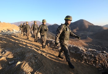 Soldados del ejército surcoreano en la frontera intercoreana en Cheorwon, Corea del Sur, el 12 de diciembre de 2018 (AFP)