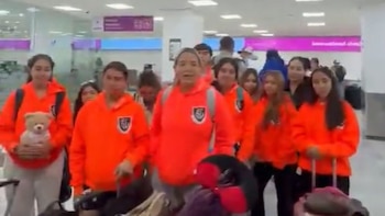Abren maletas de alumnas en el AICM y les roban sus pertenencias; su profesora lo denuncia en video