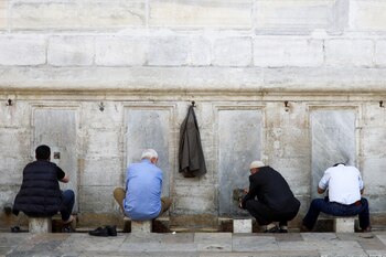 La gente se limpia delante