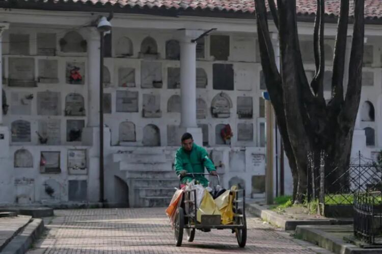 El nuevo contrato otorgado por la Unidad Administrativa Especial de Servicios Públicos permitirá la gestión integral de cuatro cementerios, incluyendo el mantenimiento y la modernización de infraestructuras para mejorar la calidad de los servicios funerarios - crédito Colprensa