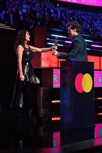 El costoso atuendo fue lucido