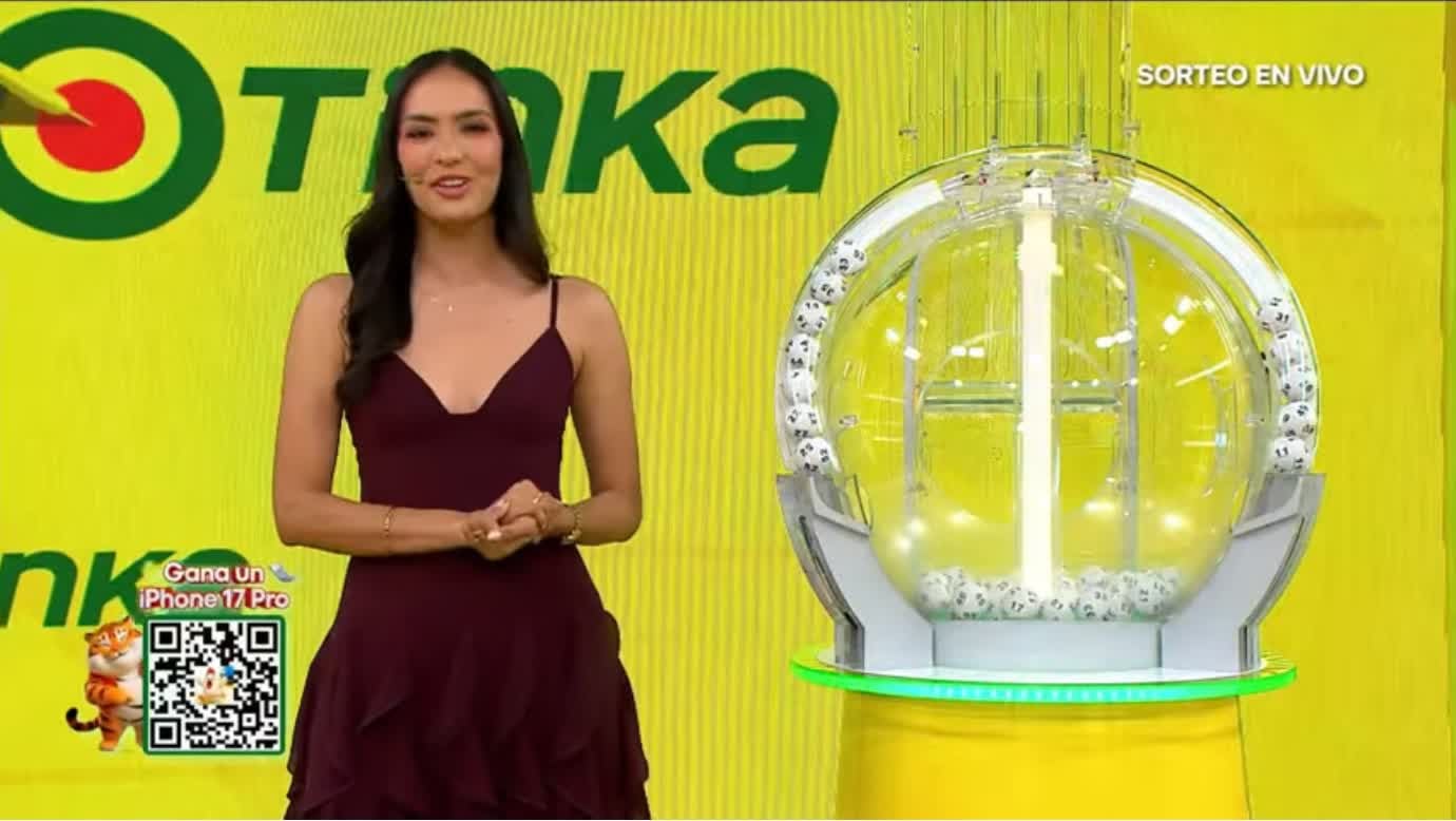 Una presentadora conduce la transmisión en vivo del sorteo del Pozo Millonario de La Tinka junto a la urna de bolillas numeradas. (La Tinka)