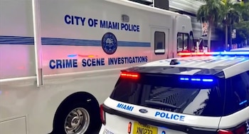 Los agentes acudieron al edificio alrededor de las 4:45 de la madrugada después de recibir una alerta por una mujer apuñalada, informó la vocera Kenia Fallat (Captura de video)