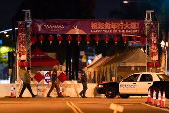 Agentes del FBI en el lugar donde ocurrió un tiroteo, el 22 de enero de 2023, en Monterey Park, California. (Foto AP/Jae C. Hong)