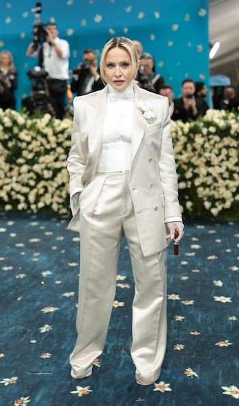 Madonna con un look de Tom Ford. El cabello recogido con raya al medio y algunos mechones sueltos enmarcaron el rostro, mientras que el maquillaje enfatizó los ojos con delineado negro y labios en tono ciruela