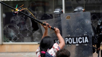 Caos en Bogotá: indígenas Emberá retuvieron a trabajadores del Ministerio del Interior y se enfrentaron a la Undmo