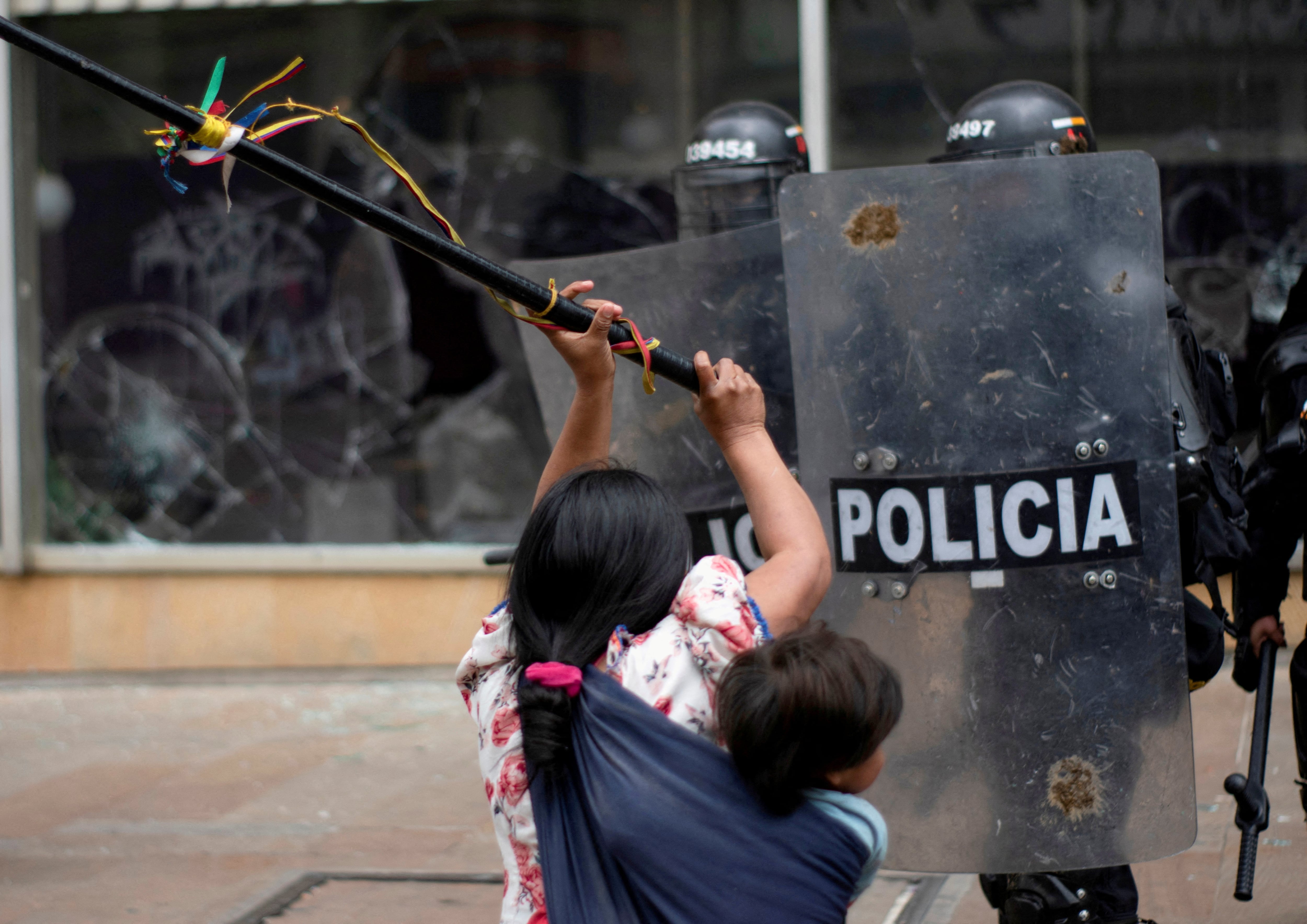 Protestas de comunidades indígenas derivaron en bloqueos, retención de funcionarios y enfrentamientos con la Fuerza Pública - crédito REUTERS/Harry Furia (referencia)
