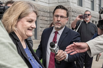 ARCHIVO - La jueza de circuito del condado Milwaukee, Hannah Dugan, sale de la corte federal tras una audiencia el jueves 15 de mayo de 2025 en Milwaukee. (Foto AP/Andy Manis, archivo)
