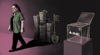 Una mujer camina junto a rollos de documentos, una llave grande y una urna de votación transparente y abierta sobre un pedestal.