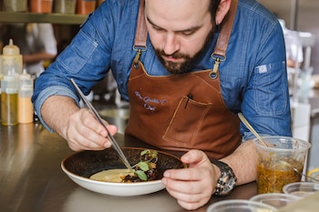El restaurante Tremé propone una experiencia difícil de confundir. El chef Felipe Giraldo Triana y su socio David Simpson apostaron por una carta que traslada la tradición cajún-creole de Nueva Orleans al paladar colombiano