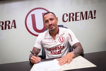 Gianluca Lapadula firmó contrato con Universitario hasta diciembre del 2027.