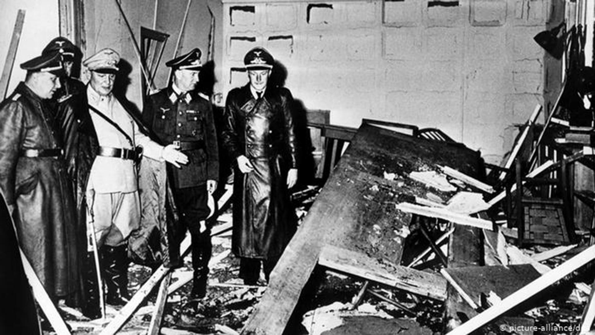 La última conspiración para matar a Hitler: un coronel, el estallido de una bomba en una reunión privada y un maletín bajo la mesa