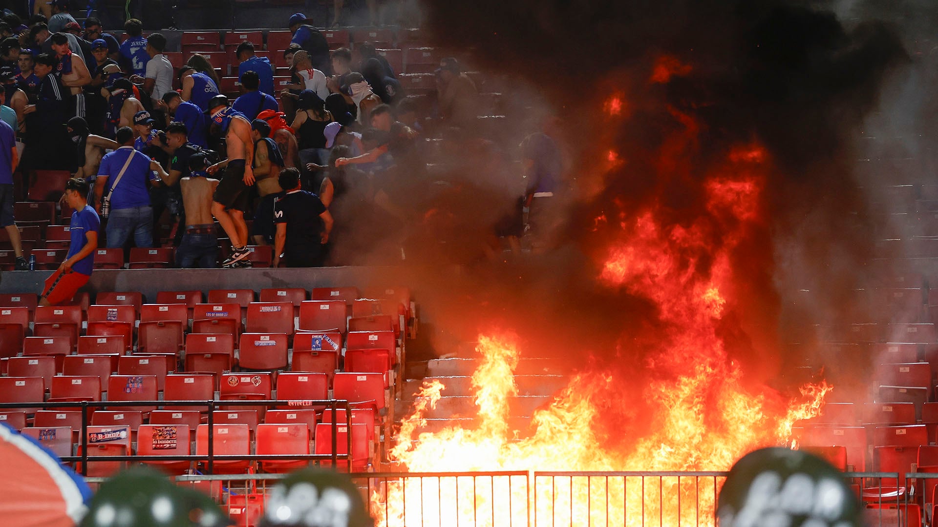La barra de la Universidad de Chile generó destrozos en el estadio Nacional durante el duelo ante Audax Italiano (EFE/ Sebastián Ñanco)