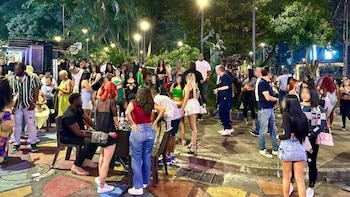 Cada noche, el Parque Lleras