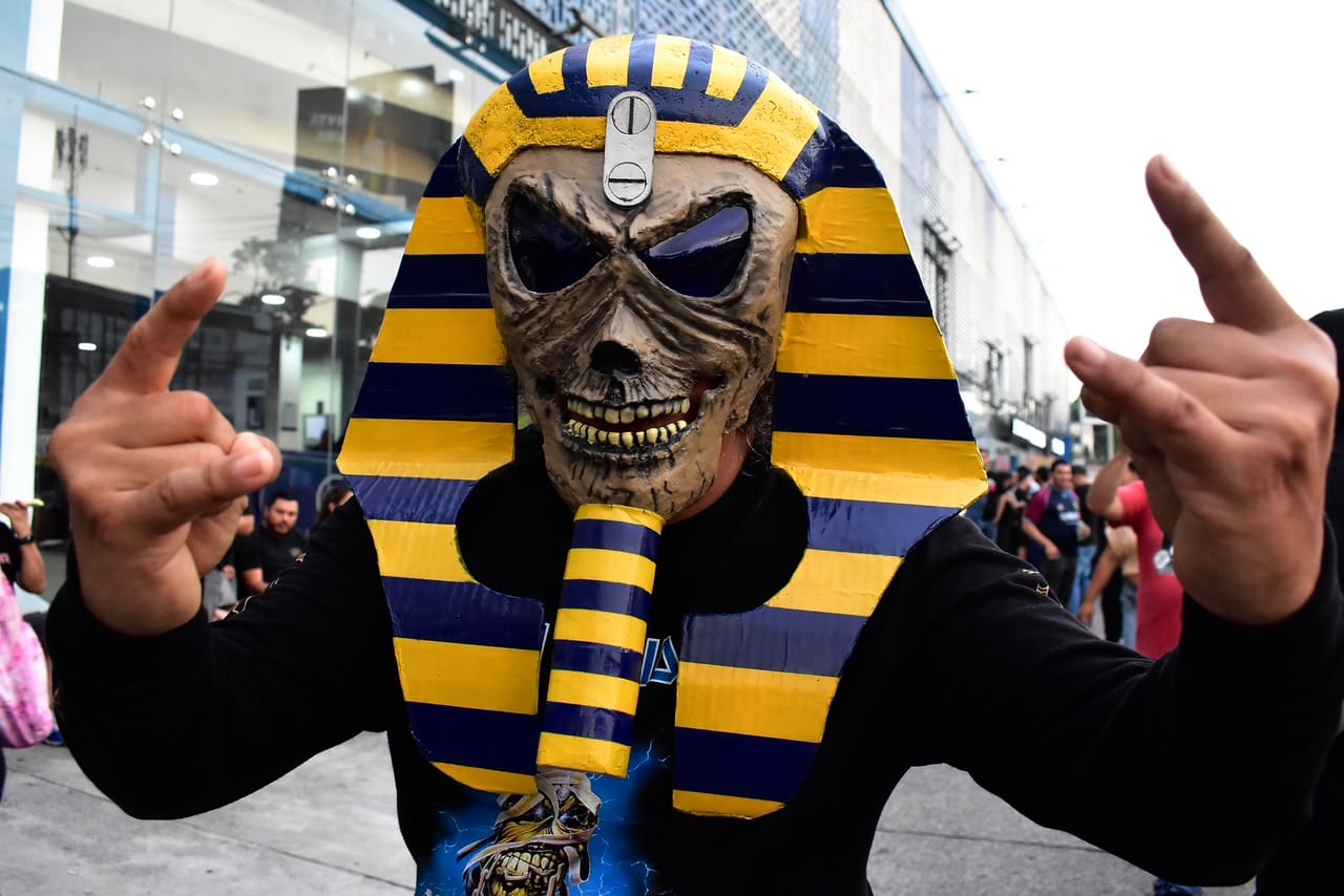Carlos Gutiérrez elaboró una máscara en honor al álbum Powerslave de 1984, uno de los icónicos de Iron Maiden. (Foto Infobae Centroamérica / Emerson Del Cid)