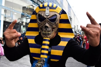 Carlos Gutiérrez elaboró una máscara en honor al álbum Powerslave de 1984, uno de los icónicos de Iron Maiden. (Foto Infobae Centroamérica / Emerson Del Cid)