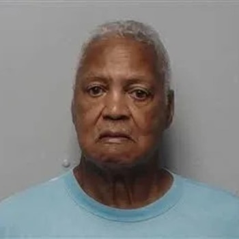 Arrestan a un hombre de 77 años en una escuela tras pelear con un niño por cartas Pokémon
