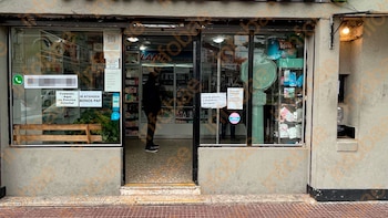 Fue a una farmacia, tropezó con un escalón sin señalizar y la Justicia ordenó indemnizarla