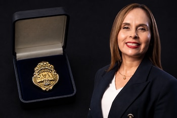 Yara Jiménez, presidenta de la Asamblea Legislativa, decidió poner fin a la compra de los tradicionales pines de oro para los diputados. (Imagen ilustrativa Infobae)
