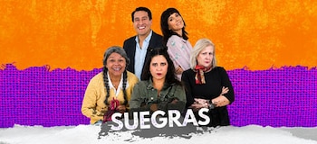 Cinco personas posan para un afiche con fondo naranja y morado que muestra el título Suegras escrito en letras blancas