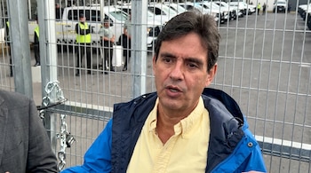 Roberto Ruano encabeza la notificación de medidas cautelares ante el Estadio Ciudad de México.
