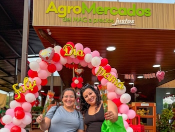 Decenas de madres salvadoreñas recibieron rosas al ingresar a los agromercados como parte de la celebración. (Foto cortesía MAG)
