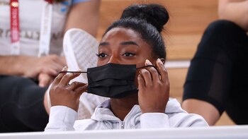 La gimnasta Simone Biles viendo