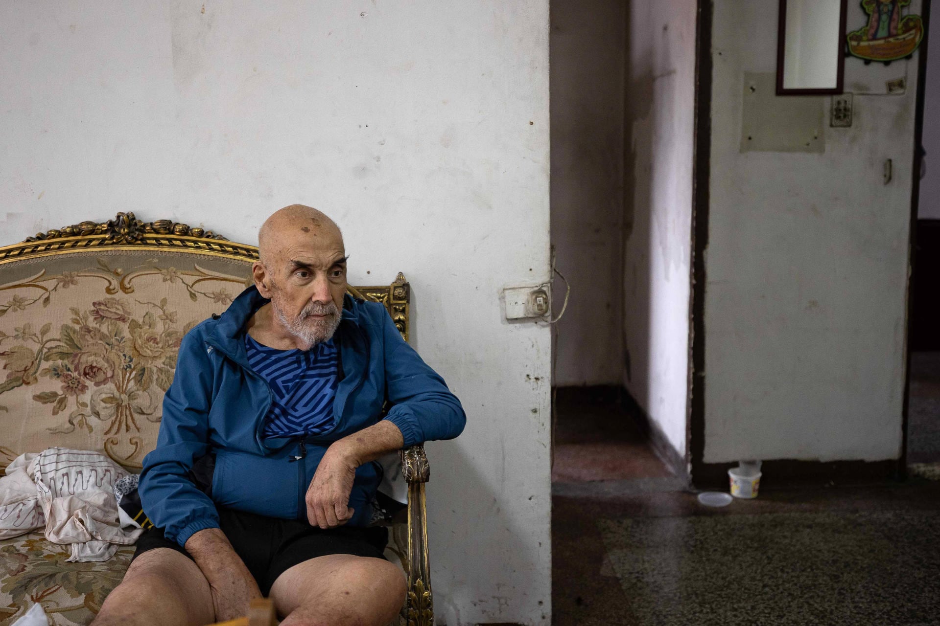 El preso político uruguayo-venezolano, José Breijo, de 73 años, descansa en su casa tras recuperarla, en Caracas (Venezuela) (EFE/ Ronald Peña R.)