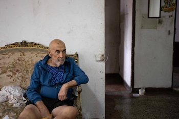 El preso político uruguayo-venezolano, José Breijo, de 73 años, descansa en su casa tras recuperarla, en Caracas (Venezuela) (EFE/ Ronald Peña R.)
